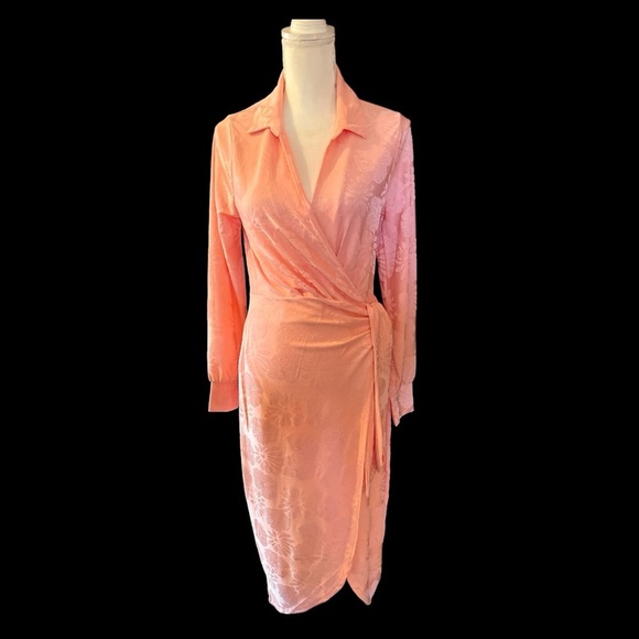Beautiful Salmon-Colored Feminine Robe. NEW - Picture 1 of 6